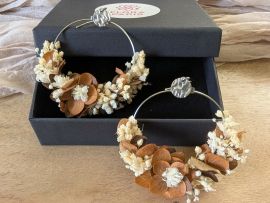 Boucles d’oreilles créoles en fleurs stabilisées beiges et terracotta Camille par Flora Paris