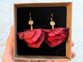 Boucles d’oreilles gouttes en hortensias stabilisés rouges bijou bohème Iris par Flora Paris