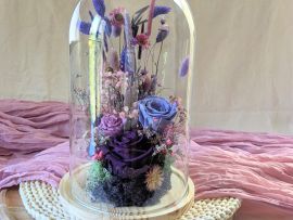 Cloche en verre avec rose éternelle et fleurs stabilisées Mathilde par Flora Paris