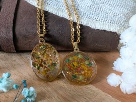 Collier de fleurs séchées dans les tons verts safran Victoire par Flora Paris