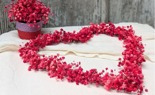Couronne cœur en gypsophile stabilisée rouge fuchsia, Roséa par Flora Paris