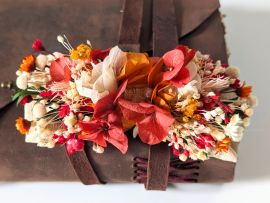 Nœud papillon de marié artisanal en fleurs stabilisées aux tonalités rouges Coco Cinelle par Flora Paris