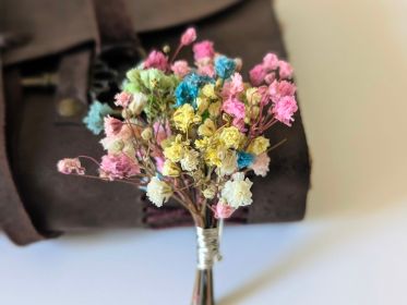 Boutonnière de marié artisanale en gypsophile stabilisée multicolore Felicia par Flora Paris