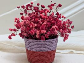 Mini panier en gypsophile stabilisée rouge fuchsia Roséa par Flora Paris