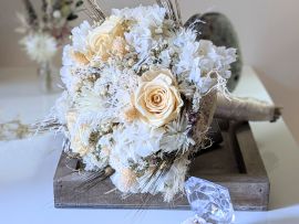 Bouquet de mariée avec roses éternelles et fleurs séchées dans les tons beiges Laly par Flora Paris
