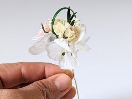 Épingle à cheveux ornée de fleurs séchées & stabilisées blanches & roses Rafaela par Flora Paris