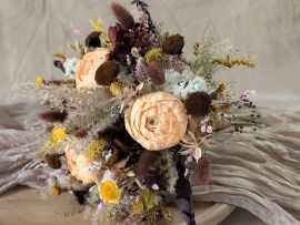 Bouquet de mariée avec renoncule stabilisées & fleurs séchées Ingrid par Flora Paris