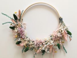 Couronne murale de fleurs séchées & fleurs stabilisées aux couleurs roses vertes Amandine par Flora Paris