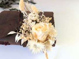 Boutonnière de marié chic avec rose éternelle et fleurs séchées dans les tons beiges Laly par Flora Paris