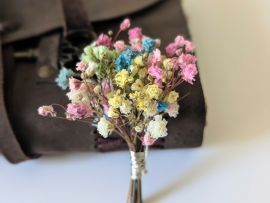 Boutonnière de marié artisanale en gypsophile stabilisée multicolore Felicia par Flora Paris