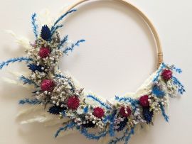 Couronne murale de fleurs séchées aux couleurs bleues bordeaux Loca par Flora Paris