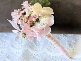 Boutonnière de marié artisanale en fleurs stabilisées rose poudré Émilie par Flora Paris