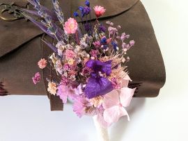 Boutonnière de marié artisanale en fleurs séchées & fleurs stabilisées Violette par Flora Paris