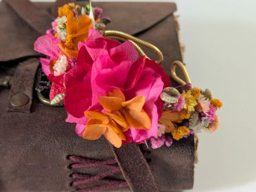 Bracelet artisanal en fleurs stabilisées aux tonalités lumineuses Diane par Flora Paris