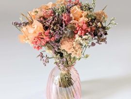 Petit bouquet de fleurs séchées dans son vase en verre teinté dans les tons roses et pêche Blue par Flora Paris