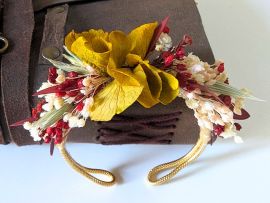 Bracelet de mariée artisanal en fleurs séchées & stabilisées safran Dahlia par Flora Paris