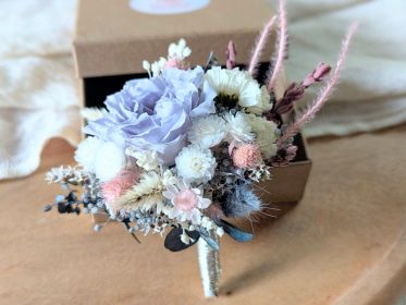 Boutonnière de marié romantique avec rose éternelle et fleurs séchées Pauline par Flora Paris