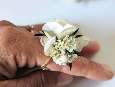 Bague de mariée artisanale en fleurs séchées & fleurs stabilisées Inès par Flora Paris