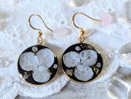 Boucles d’oreilles en résine et fleurs séchées noir et blanc Margot par Flora Paris