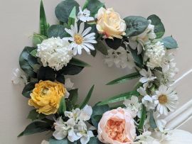 Couronne murale en fleurs artificielles haut de gamme aux couleurs pastel Joséphine par Flora Paris