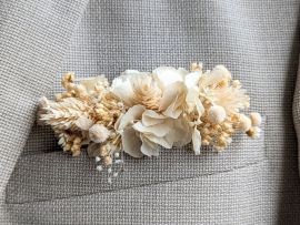 Boutonnière de fleurs séchées et fleurs stabilisées beiges Luna par Flora Paris