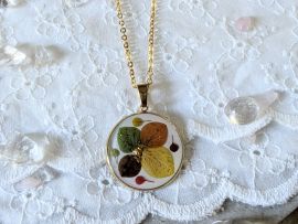 Collier en résine et fleurs séchées vert orange et brun Laura par Flora Paris