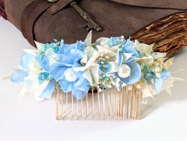Peigne à cheveux fleuri pour coiffure de mariage avec fleurs stabilisées bleu ciel et perles Jennifer par Flora Paris