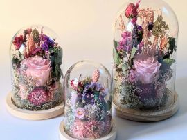 Cloche en verre et fleurs éternelles pour une décoration d’intérieur chic et douce Lyla par Flora Paris