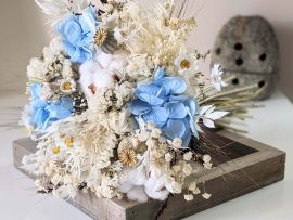 Bouquet de mariée avec fleurs de coton séchées et hortensias stabilisés dans les tons blancs et bleus Jennifer par Flora Paris