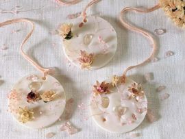Galet en cire de soja parfum jasmin orné de cristaux naturels & de fleurs séchées Castille par Flora Paris