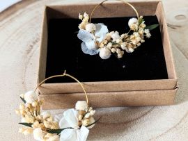 Boucles d’oreilles de mariée artisanal en fleurs stabilisées aux nuances blanc vert Virginie par Flora Paris