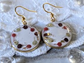 Boucles d’oreilles en résine et fleurs séchées rouges bordeaux et vertes Louise par Flora Paris
