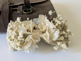 Nœud papillon de marié artisanal en fleurs stabilisées gypsophile hortensia ivoire Alma par Flora Paris