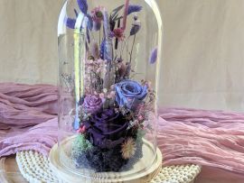 Cloche en verre avec rose éternelle et fleurs stabilisées Mathilde par Flora Paris