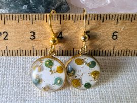 Boucles d’oreilles en fleurs séchées et résine aux nuances bleues et moutarde Lucie par Flora Paris