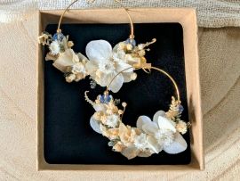 Boucles d’oreilles en fleurs stabilisées & perles bleues Élia par Flora Paris