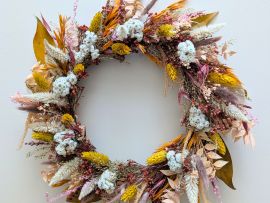 Couronne murale en fleurs séchées et stabilisées tons ocre & blanc Emy par Flora Paris
