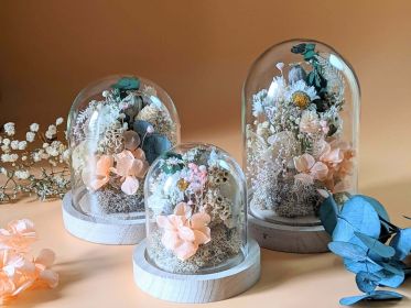 Cloche en verre avec fleurs séchées & fleurs éternelles pour décoration d’intérieur bohème Lupita par Flora Paris