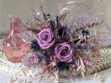 Petit bouquet de fleurs séchées naturelles avec vase en verre teinté rose et violet Blue par Flora Paris