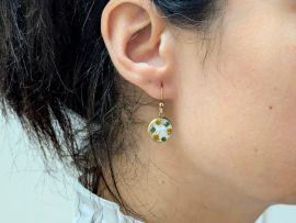 Boucles d’oreilles en fleurs séchées et résine aux nuances bleues et moutarde Lucie par Flora Paris