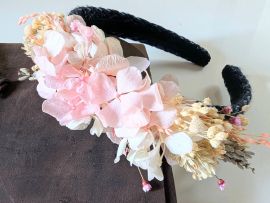 Serre-tête matelassé orné d’hortensias stabilisés dans les tons rose poudré Magalie par Flora Paris