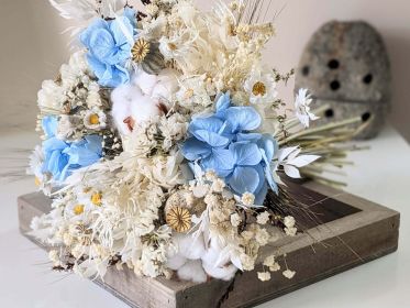 Bouquet de mariée avec fleurs de coton séchées et hortensias stabilisés bleu ciel Jennifer par Flora Paris