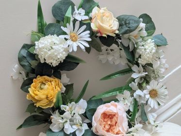 Couronne murale en fleurs artificielles haut de gamme aux couleurs pastel Joséphine par Flora Paris