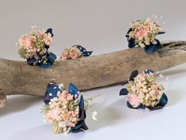 Épingle à cheveux ornée de fleurs séchées & stabilisées bleues Mona par Flora Paris