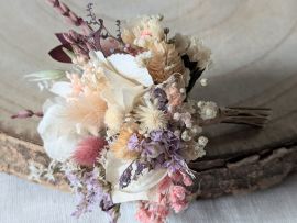 Boutonnière en fleurs stabilisées aux tonalités nude Jessy par Flora Paris