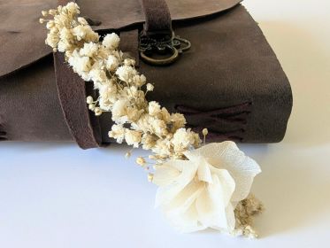 Barrette à cheveux ornée de gypsophile stabilisée Alma par Flora Paris