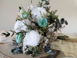 Bouquet de mariée avec pivoines blanches et roses turquoise Bianca par Flora Paris