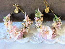 Boucles d&rsquo;oreilles de mariée artisanales en fleurs stabilisées rose poudré Émilie par Flora Paris