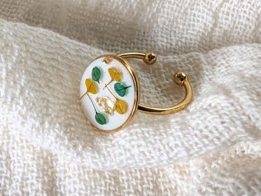 Bague artisanale en fleurs stabilisées dans les tons safran bleus Lucie par Flora Paris