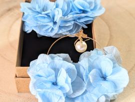 Boucles d’oreilles créoles en hortensias stabilisés bleu ciel Jennifer par Flora Paris